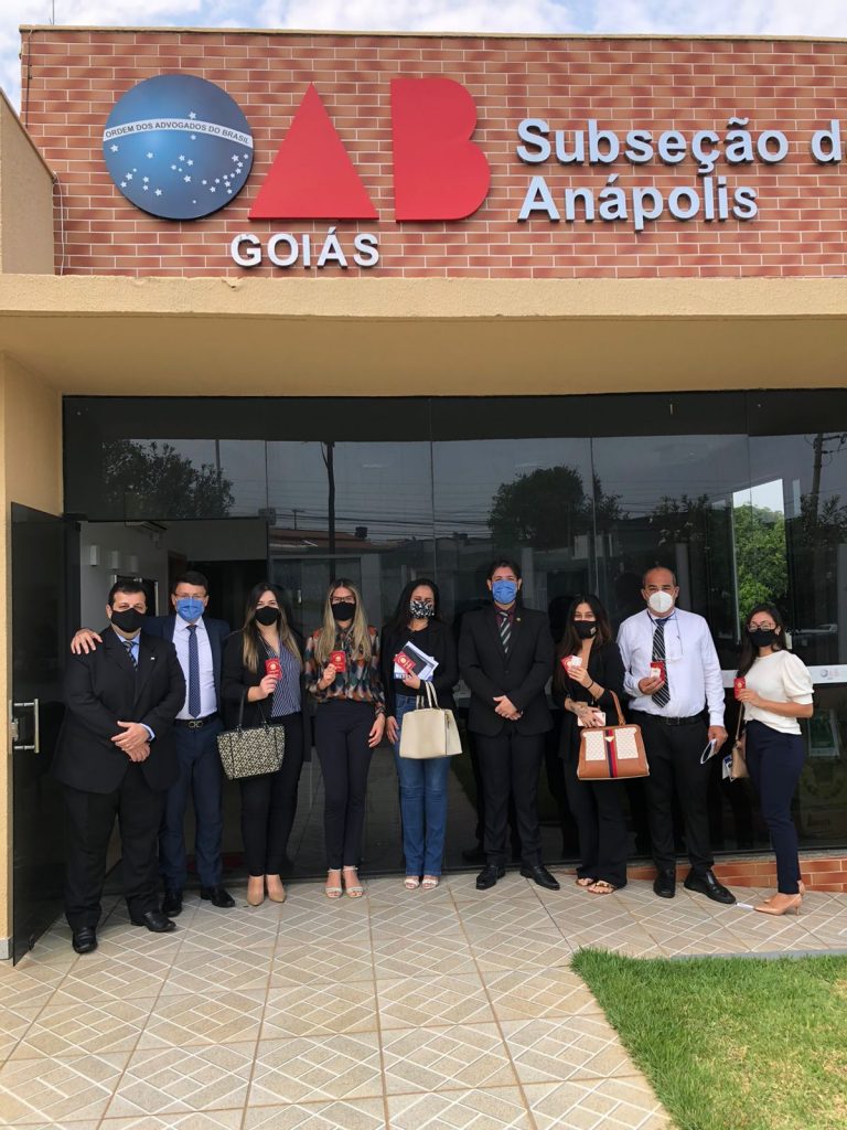 OAB ANÁPOLIS entrega carteiras profissionais a novos advogados