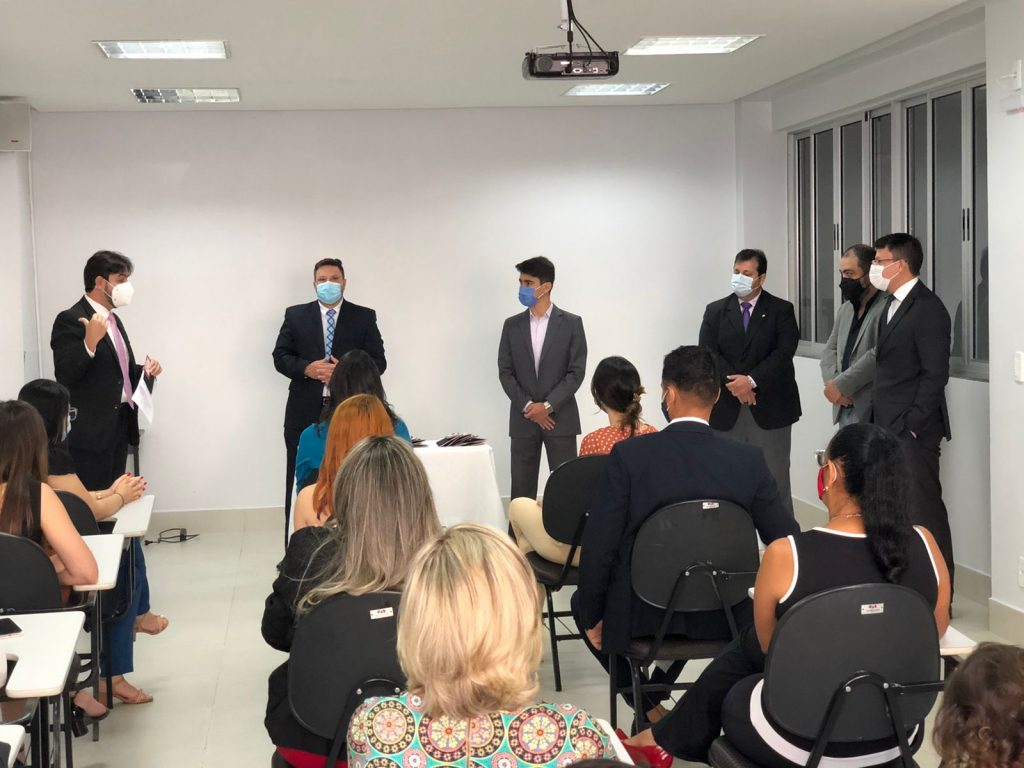 OAB ANÁPOLIS entrega carteiras profissionais a 15 novos advogados