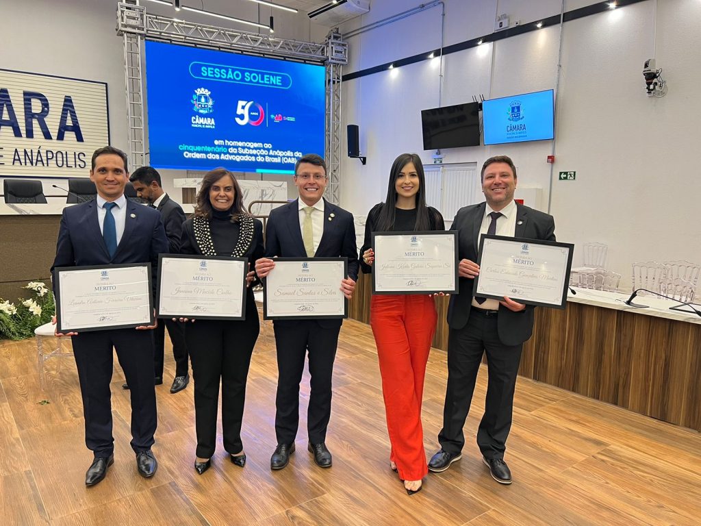 REPRESENTANTES DA OAB-GO RECEBEM CERTIFICADO DE HONRA AO MÉRITO NA CÂMARA MUNICIPAL DE ANÁPOLIS